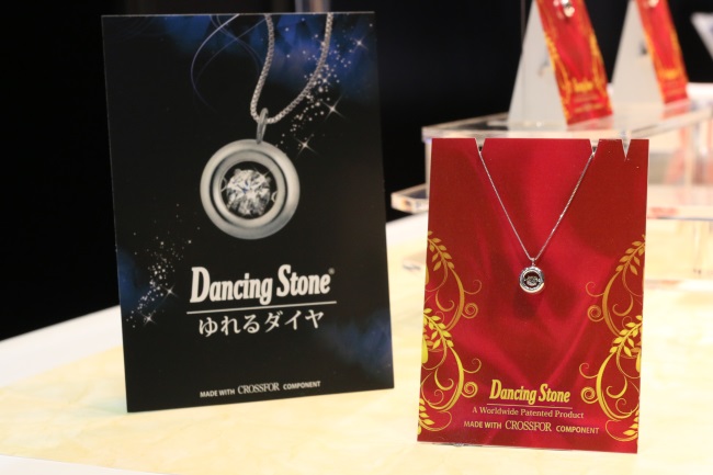 ダイヤモンドをゆらめくように設置することでまるで踊るようにキラキラと光り輝く「Dancing Stone」