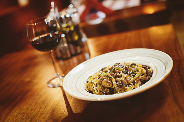 時短拒否のラ・ボエムが売上大幅増。「正直者がバカを見る」「素晴らしい経営判断」と反応は二分