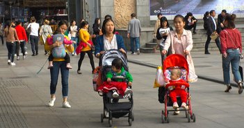 中国で拡大する育児市場、今後は「3人目出産容認」へ。親の年齢で消費動向に差、日本の子育てに影響も？