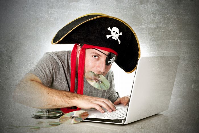 違法サイト「漫画BANK」訴訟に怯えて閉鎖逃亡？損害賠償は漫画村に匹敵か。なぜか蒸し返されるワンピース編集者「エロ漫画割れサイト」利用疑惑