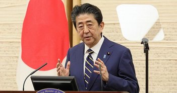 1024px-Shinzo_Abe_20200407_4
