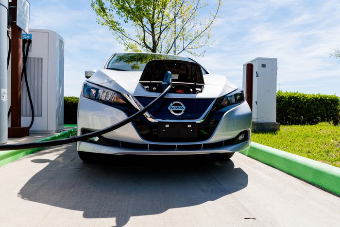 “前から充電”の設計も仇に？大雪で充電口のフタが凍り付く“EVの欠陥”がSNS上で話題に。トヨタは「EVに本気」も拙速なEVシフトに懐疑的な声も