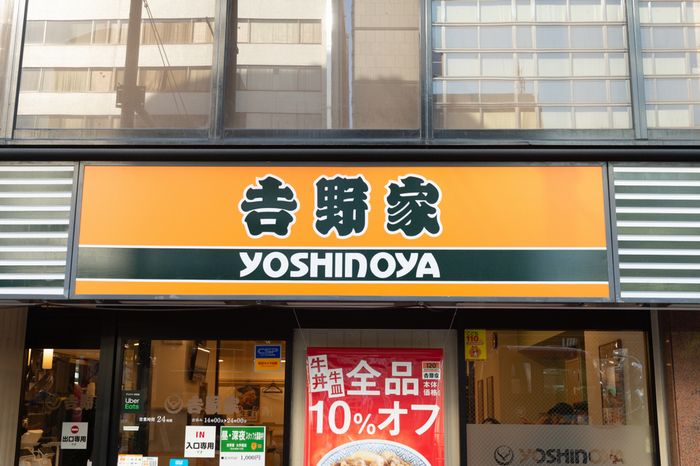 吉野家、男塾コラボ騒動で謝罪も客離れ加速か。問い合わせへの“ケンカ腰対応”発覚で「お客様恫喝室」「“嫌なら食べるな”から変わってない」との声