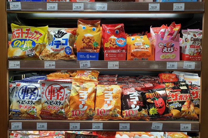 ポテトチップス60周年の節目も値上げ＆内容量減が続出の異常事態。発売42年目で初値上げの「うまい棒」の製造会社では違法な長時間労働も発覚