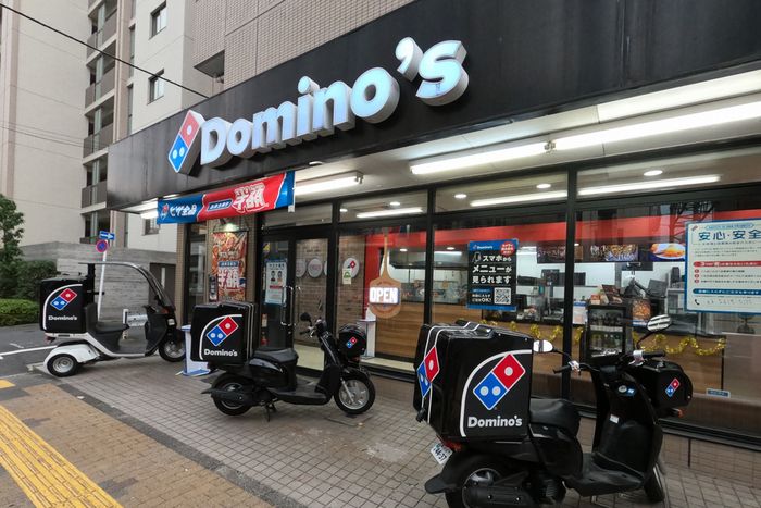 大量の“青唐辛子乗せ”で謝罪のドミノ・ピザに囁かれる「スシローの二の舞」。急拡大路線の真っただ中もそれに追いつかない従業員の質