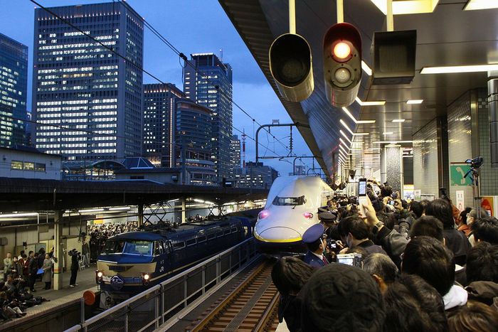 JR東日本、巡回駅員に小型カメラ装着へ。絶えない駅員への暴力の抑止＆自浄作用のない迷惑撮り鉄の摘発増加へ期待の声が多数
