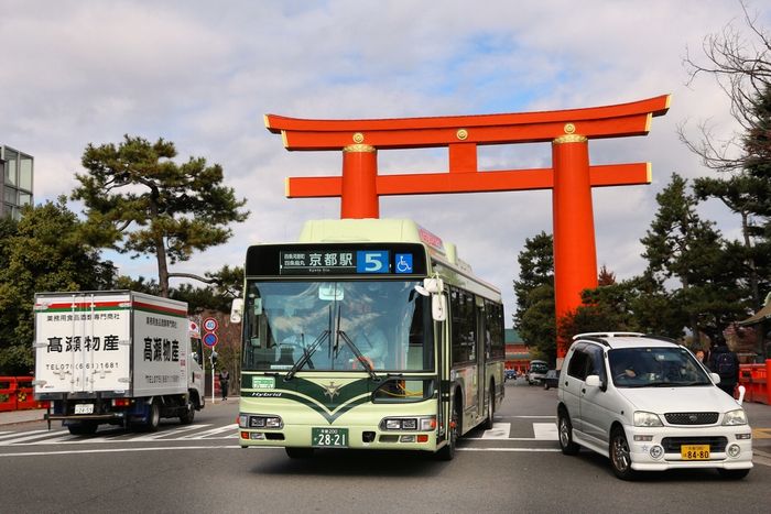 京都市バス、SNS上で“倒産危機”が取沙汰。ある意味で評判の「運転手の横柄ぶり」が近年改善？その納得すぎる理由