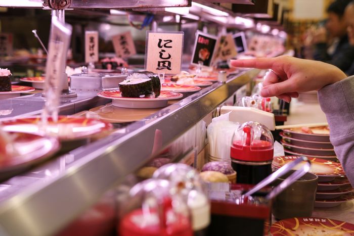 他人の寿司へのイタズラ続出…はま寿司が被害届提出も犯人“逃げ切り”の公算大？性善説が前提の回転寿司システムはもはや崩壊寸前か