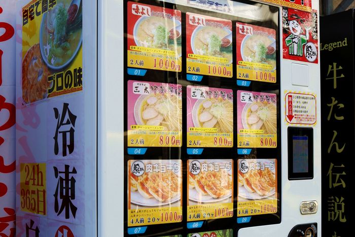 全国に増殖中の冷凍自販機…話題のラーメン以外にも鍋料理や刺身の自販機も。コロナ後も“迷惑動画”禍の影響で需要は衰えず？