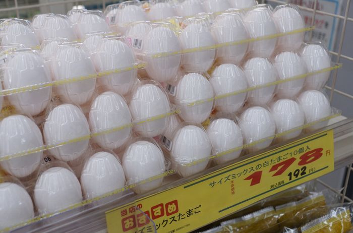 ついに“卵抜き”TKGまで登場と深刻の度を増す卵高騰。鳥インフル収束後も価格は“高止まり”の可能性で「今までが安すぎた」との声も