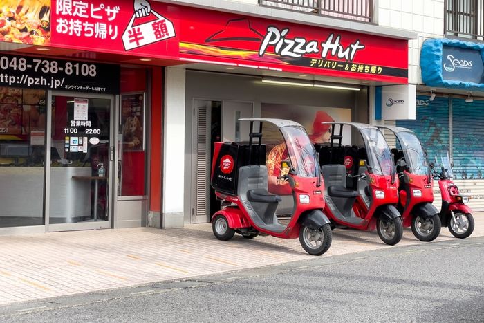 ピザハット“配達料導入”に広がる消費者の戸惑い。「配達代込みだから高かったんじゃ？」宅配ピザの“適正価格”を見直すべしとの声も