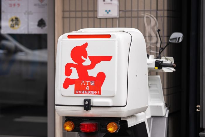 「出前館」下請け会社の“給料未払い”で外国人配達員らが怒りの暴動？「不法就労の温床」との噂も流布で5期連続赤字からの脱却を目指す同社に新たな暗雲