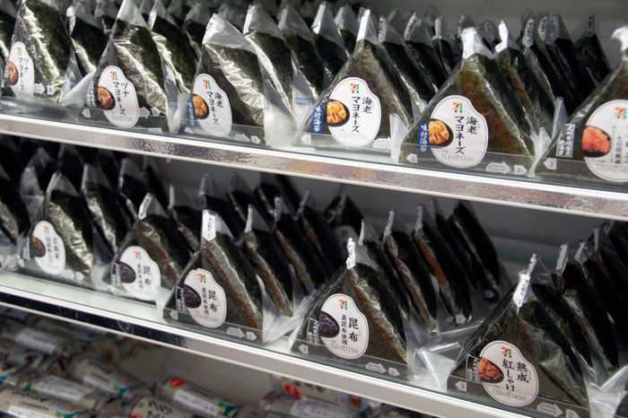 セブン、おにぎりへの異物混入で広がる波紋。素早い謝罪にくわえ工場への「ゴキブリさん、こんにちは」等の低評価コメを即消去も製造会社の株価は暴落