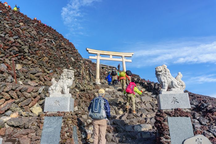 その多くは技能実習生？迷惑な“弾丸登山”“野宿”の横行でカオス化する富士山。入山者数“調整”のため安すぎる入山料の大幅値上げもやむなしとの声も