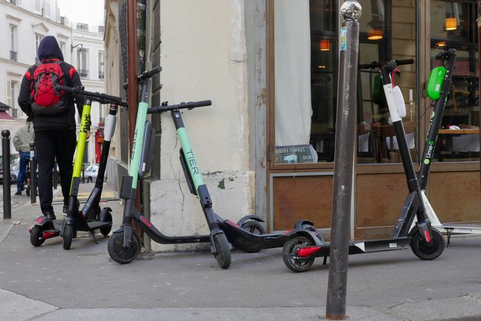 電動キックボード、パリではレンタルが廃止に。対する日本は周回遅れの規制緩和で案の定“違反続出”で「なぜ海外に学ばぬ？」と訝しむ声