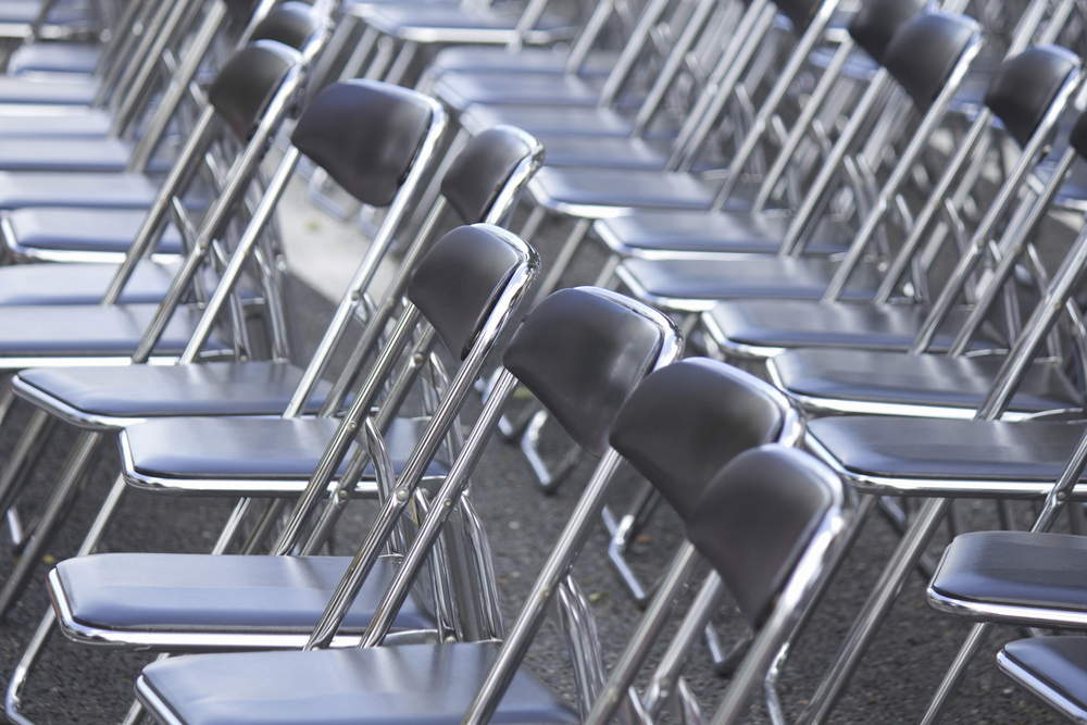 日向坂46ライブで発券ミス、一部観客がパイプ椅子の見切れ席に追いやられ大激怒。トラブル相次ぐKアリーナ横浜に「呪われてる」との声も