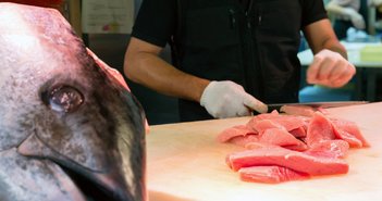 Chef,Cutting,Bluefin,Tuna,In,Kuromon,Market,,Osaka,,Japan