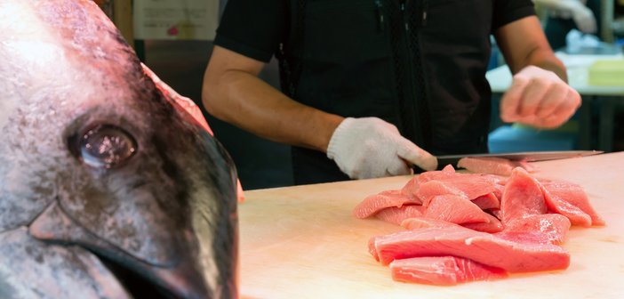 Chef,Cutting,Bluefin,Tuna,In,Kuromon,Market,,Osaka,,Japan