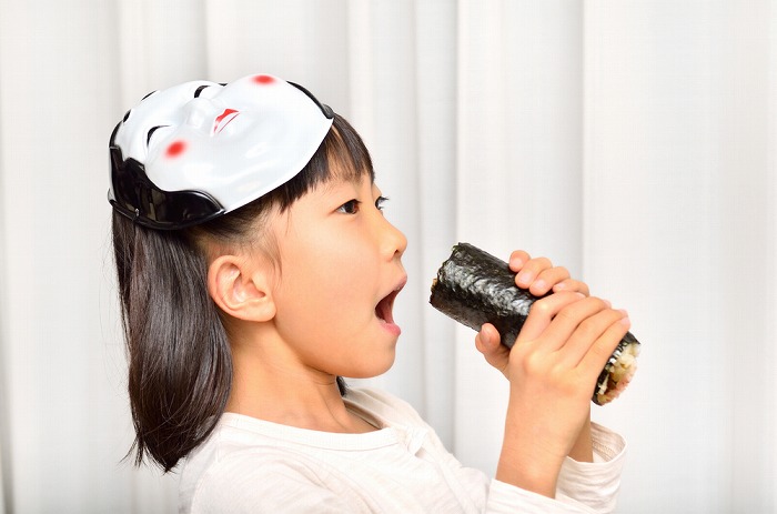 恵方巻、いまや経済効果“約700億円”と完全定着も止まぬ「悪しき風習」との声。節分の豆と同様「窒息・誤嚥の恐れ」との注意喚起も