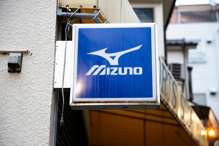 ミズノ、支援するランナー団体の「商店街暴走」を謝罪。過去最高益予想に沸く同社の足を引っ張る迷惑ランナーの存在と「維新とお友達」というレッテル