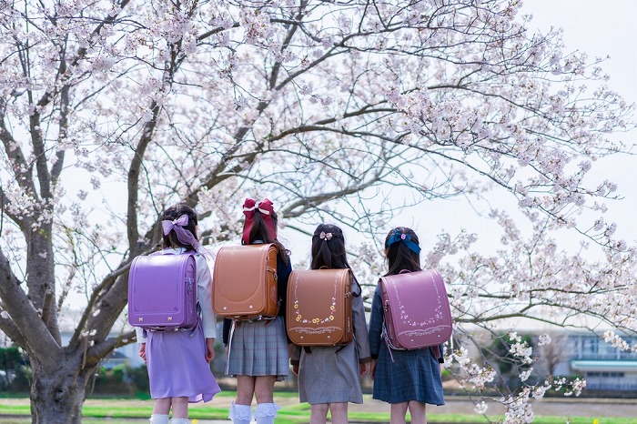 ワークマン「8800円」ランドセルに広がる波紋。“見栄の張り合い”で市場は年々拡大…ラン活にご執心な向きからは「業を背負わせるな」と眉をひそめる声も