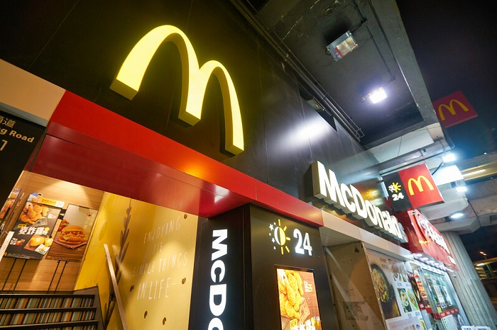 マック「倍バーガー」累計販売1.5億食を突破。“値上げしすぎ”と文句ばかりの低単価客には無縁なサービスの成功は最高益の達成にも大いに寄与か
