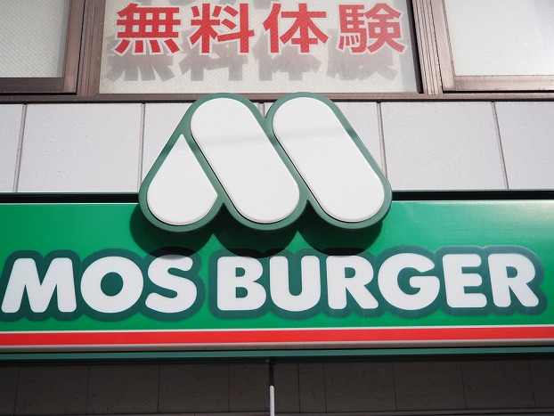 モス“とびきりチーズ”改変に「トマトもレタスも要らない」不満続々。業績“上方修正”と好調も顧客ニーズ読み違え？今後は“抜き注文”が殺到か