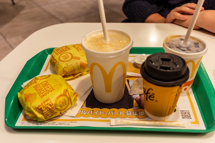 マクドナルド“ストローなしで飲めるフタ”を試験導入。「飲み物がマズくなる」脱プラの流れで登場した紙ストローへの止まぬ不満の声にいよいよ対応か