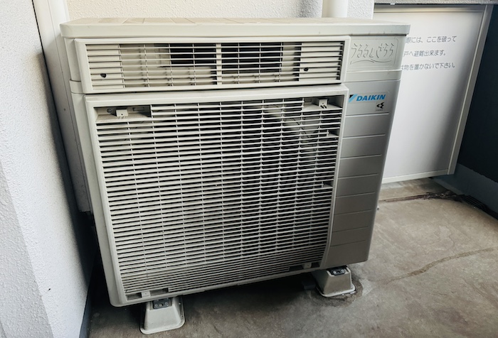 ベランダにある室外機の掃除…正直めんどうですね。image by:編集部