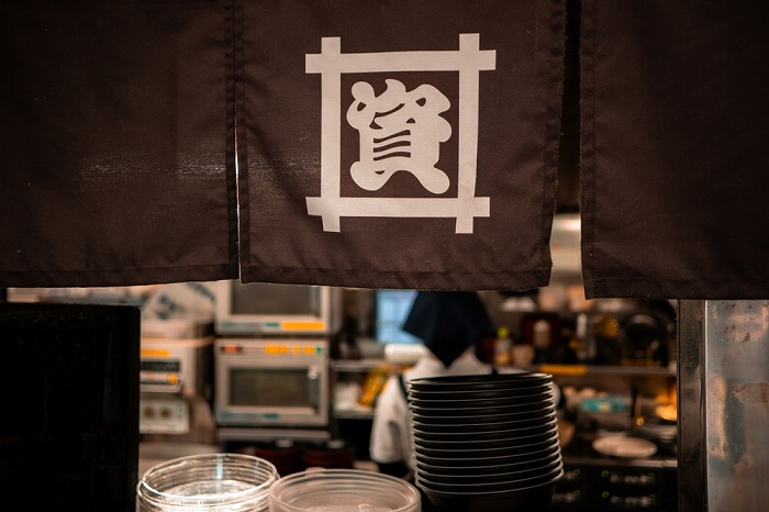 資さんうどん、すかいらーく傘下で全国展開を加速へ。地元からは味の変化を危惧する反応とともに、うどんの柔らかさが受け入れられるか心配する声も