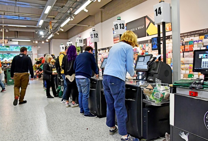 イギリスで撤廃が進む「セルフレジ」なぜ有人レジに回帰？逆行する日本に必要な視点とは＝Miho