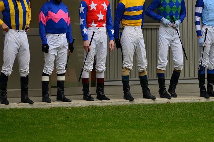 JRA、スマホ不正使用で若手騎手がまた引退。相次ぐ不祥事に呆れる競馬ファン…その影響か直近のG1レース売上は軒並み前年割れの異常事態