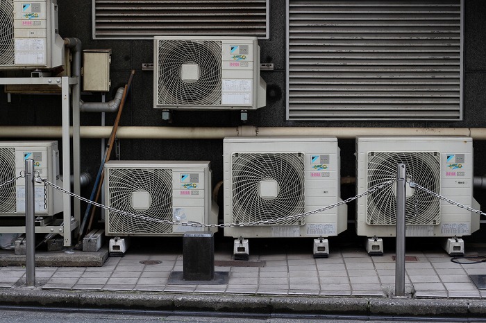 「夢グループ」施設でエアコン室外機の盗難被害。金属窃盗多発エリア・建物老朽化・ひとけのない立地の3拍子で窃盗団の格好の餌食に？