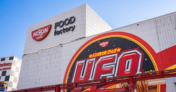 なぜ「日清食品」株価半減？米国での急成長と失速…どこで東洋水産と差が付いたのか＝栫井駿介