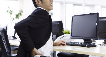 何度も繰り返すその身体の痛みを漢方の力で治していきます。