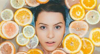 メイクを落とすだけじゃない。肌色を明るくする。