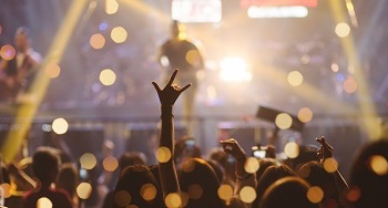無観客ライブで解散するアイドルたち。ファンと一緒に楽しみたい、徹底衛生で客前ステージ可能に