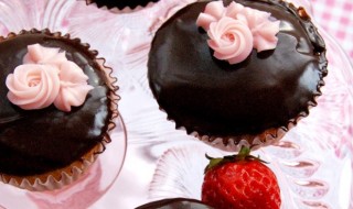 6-3,Chocolate Covered Strawberry Cupcakes_re