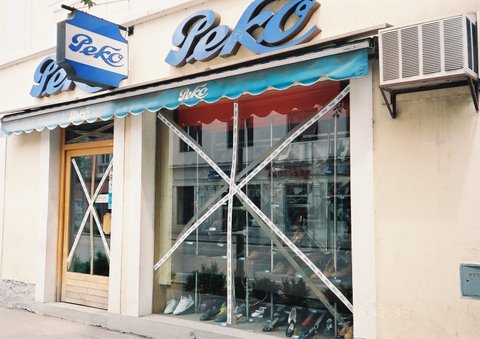 敵弾に備え、ガラス窓を補強した靴屋