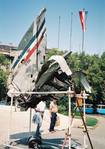 敵国セルビア軍機の残骸は見せしめの刑