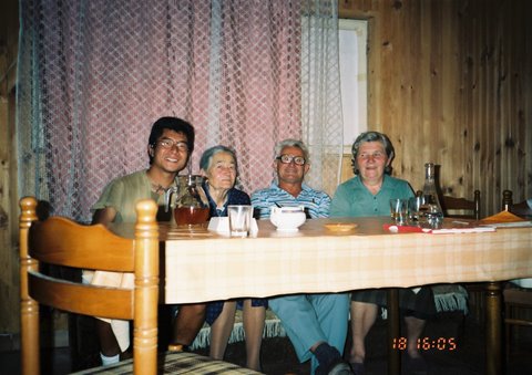 迫撃砲に怯えながら老人宅でしばし歓談