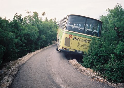 いくら内輪差が大きいったって、脱輪しすぎ