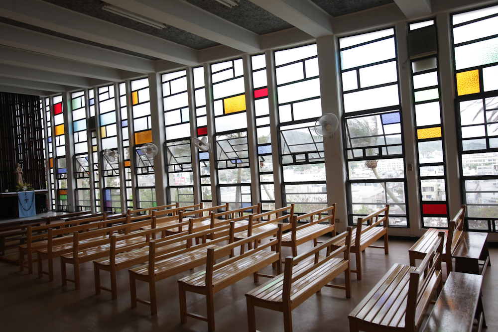 沖縄を歩く モダニズム建築とステンドグラスが美しいカトリック教会 まぐまぐニュース