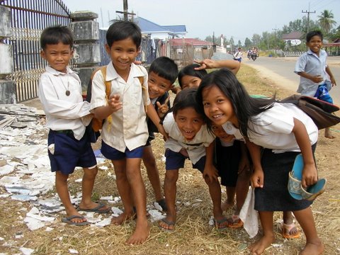 カンボジアの子どもたち。「ハローハロー」と人懐っこいぞ。94年、ココン近郊で。