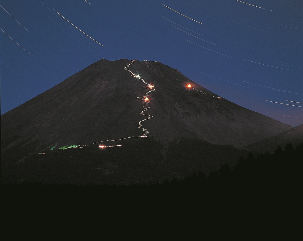  富士登山者の光跡　写真提供：静岡県観光協会