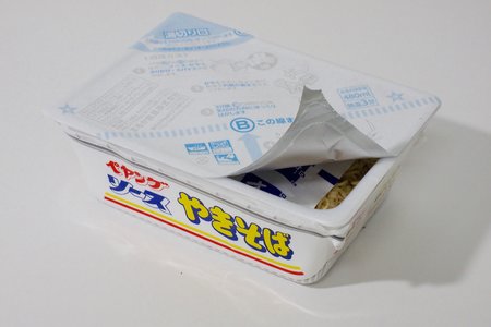 長年親しまれたプラスチック容器が発泡スチロール製に。フタもシール状に変更された