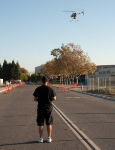 NASAエイムズ研究センターで 無人ヘリを操縦する職員