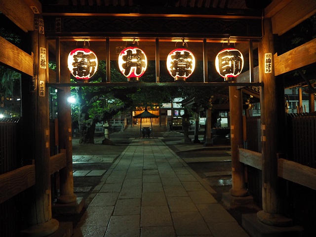 陽が暮れても閉門しない新井薬師寺。眼の神様だけに、夜も提灯をともしてくれて見えやすい。