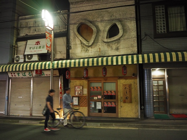 二次元怪獣ガヴァドンの目を思わせる、抽象アートな窓。