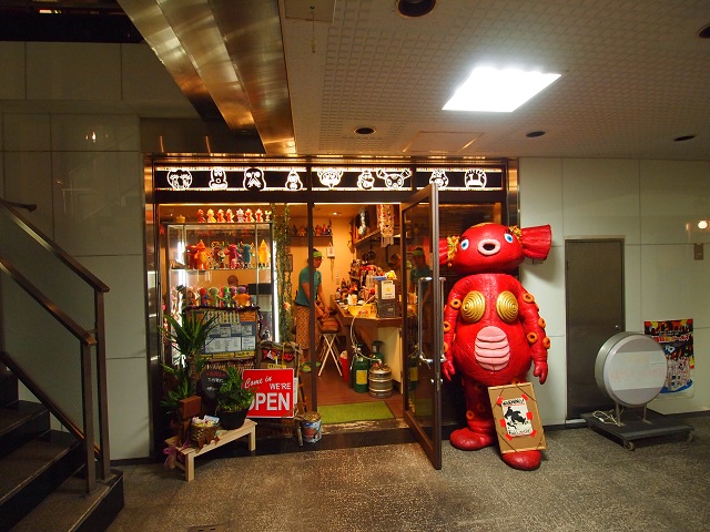 マンションの地下で、赤い怪獣の女子がお出迎え。